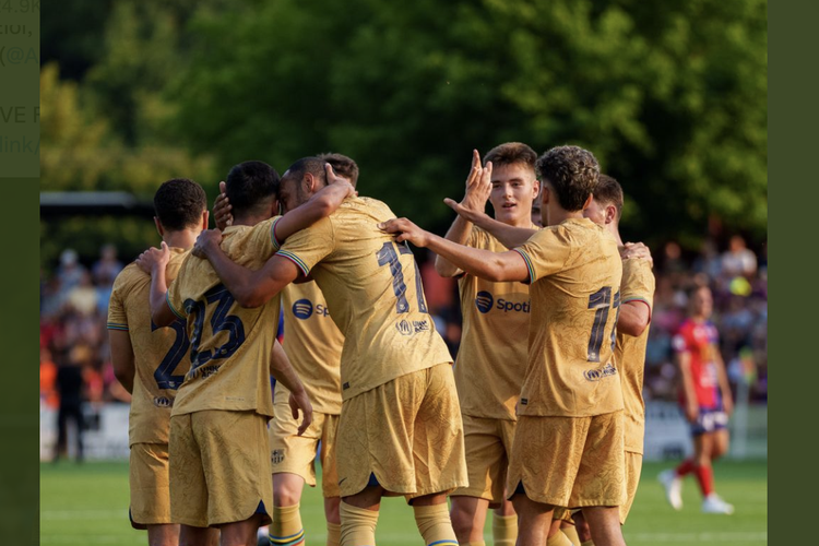 Pemain-pemain Barcelona merayakan gol Pierre-Emerick Aubameyang dalam laga uji coba melawan klub kontestan Segunda Division RFEF, UE Olot, di Estadi Municipal d?Olot, Rabu (13/7/2022).