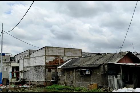 Warga Cilincing Mulai Perbaiki Atap Rumah yang Rusak Diterpa Angin Kencang