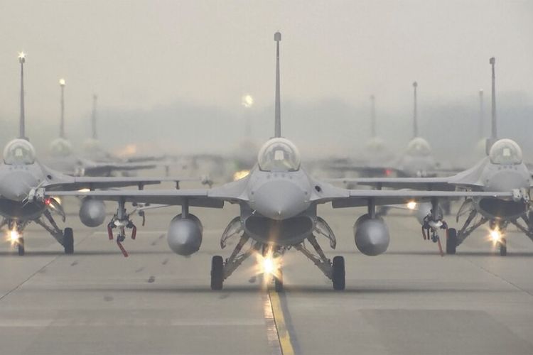 Dalam gambar yang diambil dari video, jet tempur F-16V Angkatan Udara Taiwan meluncur di sepanjang landasan selama latihan di Chiayi di barat daya Taiwan, Rabu, 5 Januari 2022. 