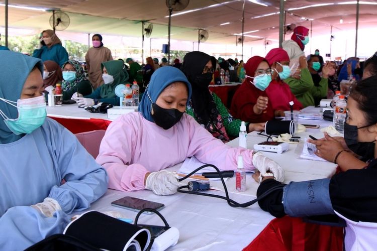 Some health care workers administer Covid-19 vaccine doses in Surabaya city, East Java on Thursday, September 30, 2021. 