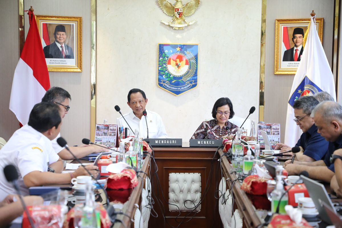 Menteri Dalam Negeri (Mendagri) Muhammad Tito Karnavian bersama Menteri Keuangan (Menkeu) Sri Mulyani Indrawati membahas optimalisasi pelaksanaan program strategis nasional sekaligus pemantauan progres realisasi pendapatan dan belanja daerah di Kantor Kementerian Dalam Negeri (Kemendagri), Jakarta, Rabu (30/7/2025). 