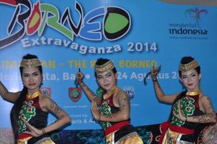 Atraksi tarian Manampalas Dahiang Baya dengan menggunakan “Mandau” senjata khas Dayak dari Kalimantan Tengah saat pembukaan acara Borneo Extravaganza 2014 di Mal Bali Galeria, Bali, Jumat (22/8/2014). 
