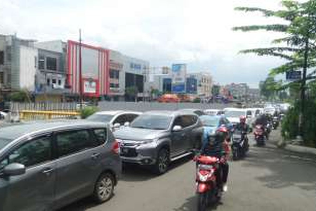 Proyek LRT di Kelapa Gading membuat penyempitan di ruas Jalan Bulevard Raya, Kelapa Gading, Jakarta Utara. Akibatnya, hampir tiap jam terjadi kepadatan di ruas jalan itu, Senin (28/11/2016)