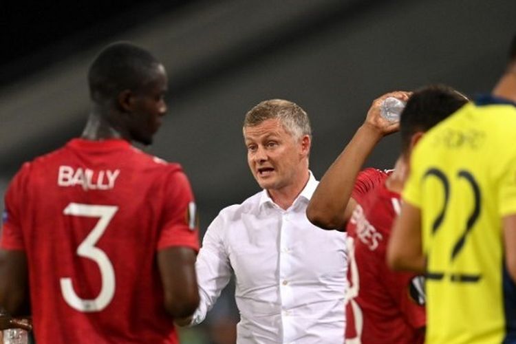 Pelatih Manchester United, Ole Gunnar Solskjaer, memberikan wejangan kepada para pemainnya dalam laga kontra Copenhagen pada perempat final Liga Europa 2019-2020.