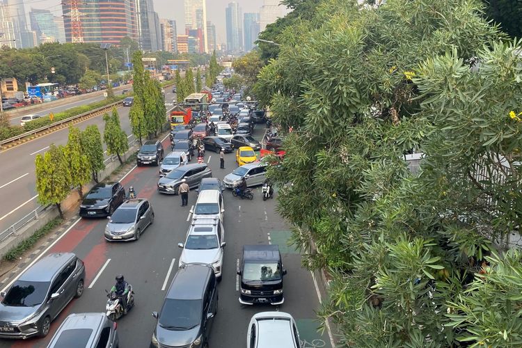 Long Weekend dan Kunjungan Presiden Prancis Diduga Picu Kemacetan di Gatot Subroto