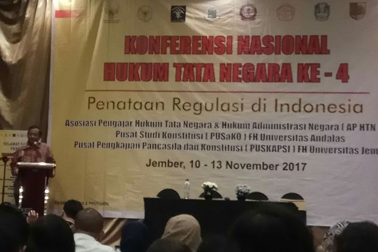Ketua Asosiasi Pengajar Hukum Tata Negara dan Hukum Administrasi Negara, Mahfud MD menutup Konferensi Nasional Hukum Tata Negara (KNHTN) ke-4 di Hotel Aston Jember, Jawa Timur, Minggu (12/11/2017). 