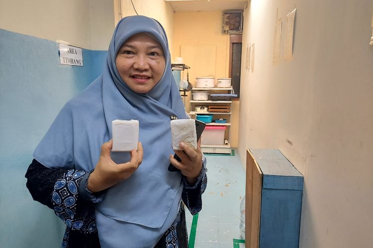 Rully Mustakimah menunjukkan sabun yang baru saja diproduksi di workshop-nya di kawasan Pejaten Barat, Jakarta Selatan