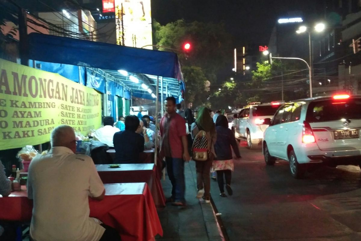 Trotoar di Jalan Wahid Hasyim diokupasi pedagang kaki lima, Selasa (1/8/2017). 