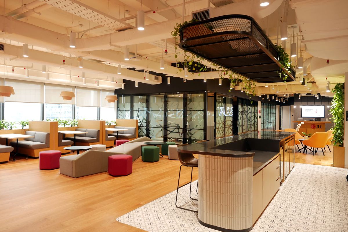 Kantor JLL Indonesia di Gedung Bursa Efek Indonesia, Jakarta, dianugerahi sertifikasi Leadership in Energy and Environmental Design (LEED) dengan kategori emas arau gold.