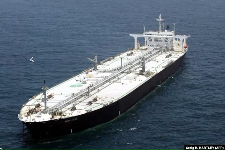 Supertanker Rusia Astro Lupus menunggu untuk menurunkan muatannya dari pengiriman langsung pertama minyak mentah Rusia ke Amerika Serikat pada 3 Juli 2002 di Teluk Meksiko 50 mil dari Houston, Texas.