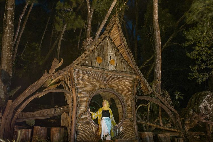 Suasana malam di Seribu Batu Songgo Langit, Yogyakarta.