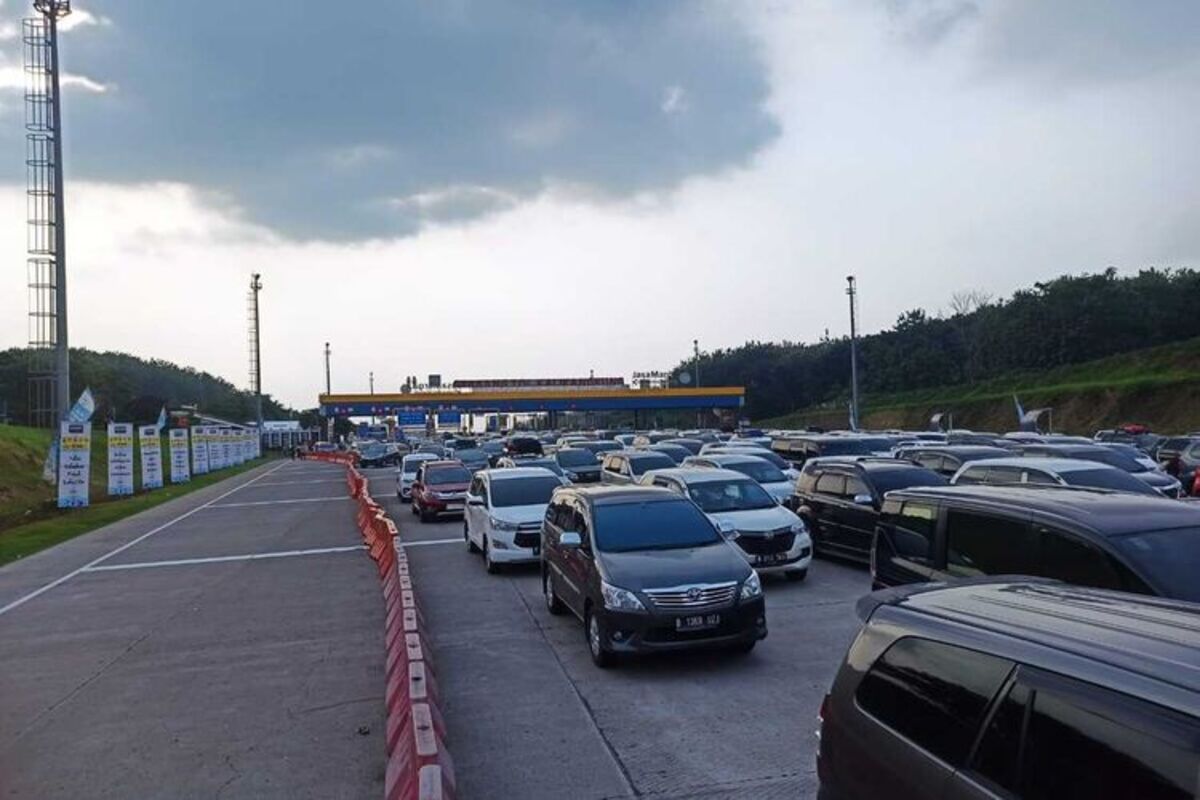 Arus mudik di Tol Kalikangkung Semarang, Jawa Tengah pada Rabu (19/4/2023).