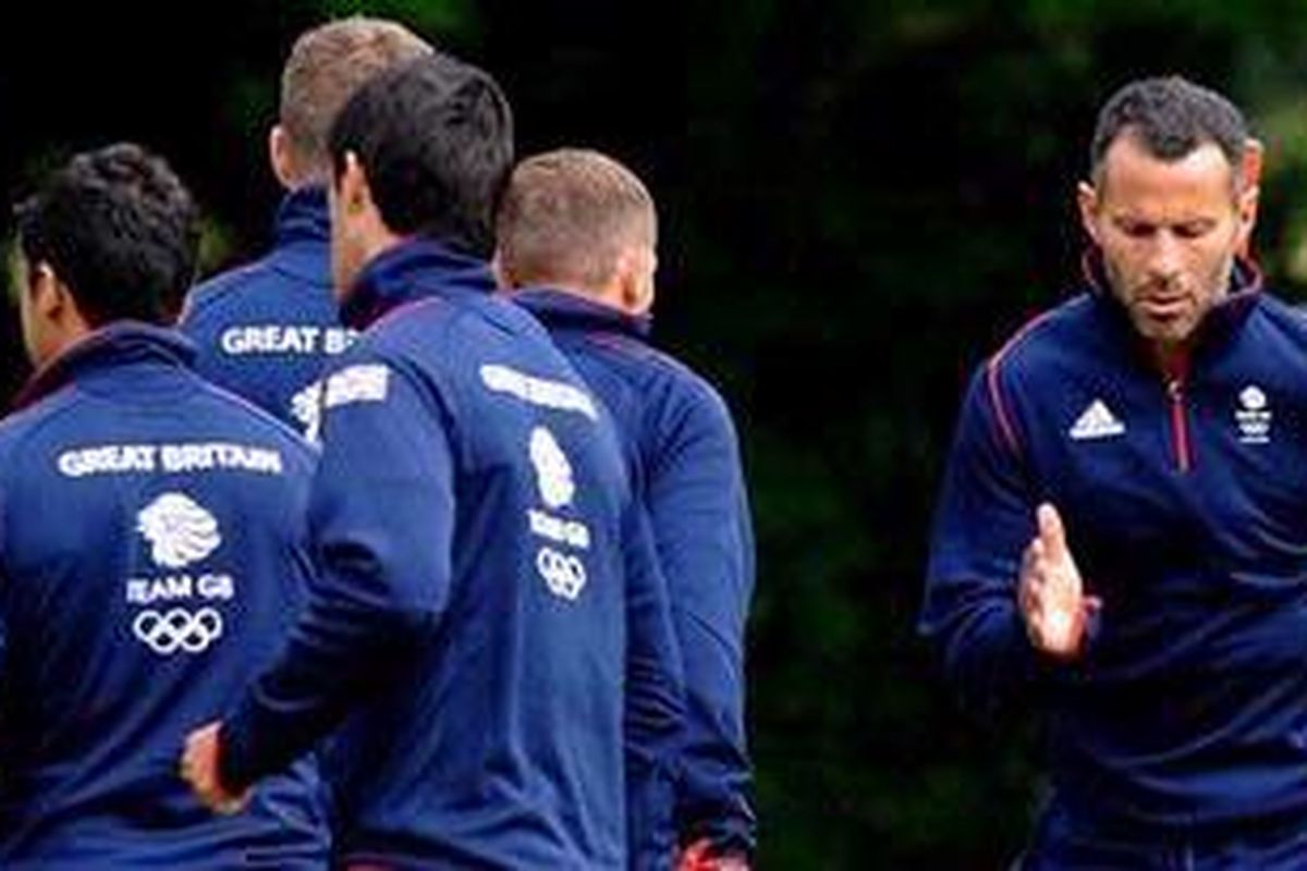 Ryan Giggs (kanan), saat berlatih bersama timnas Inggris Raya di Ashby-de-la-Zouch, untuk persiapan Olimpiade 2012.