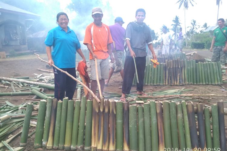 Warga dari lima rumah gendang di Kampung Mesi, Desa Ranakolong, Kecamatan Kota Komba, Kabupaten Manggarai Timur, Flores, NTT, Sabtu (20/10/2018) menggelar Tapa Kolo atau bakar nasi bambu saat dilangsungkan tradisi Kolo Kabe tahunan. Tradisi Kolo Kabe di Kampung Mesi di wilayah tanah ulayat Suku Sulit. 