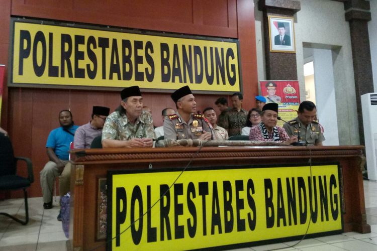 Polrestabes Bandung, Kombes Pol Hendro Pandowo beserta Dewan Penasehat PP Persis Maman Abdurahman, Ketua DPRD Kota Bandung Isa Subagja, hadir menjelaskan penangkapan pelaku penganiayaan terhadap Komandan Brigadir Persatuan Islam Indonesia (Persis) HR Prawoto. 