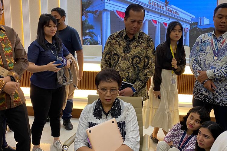 Menteri Luar Negeri (Menlu) Retno L. P. Marsudi menyampaikan perkembangan evakuasi WNI dalam konferensi pers di Jakarta, Jumat (3/11/2023). 