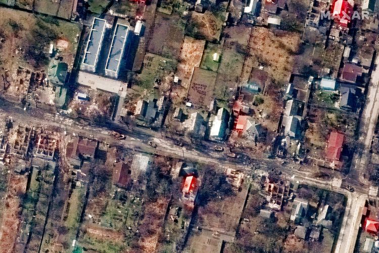Citra satelit yang disediakan oleh Maxar Technologies ini menunjukkan gambaran rumah dan kendaraan yang hancur di sebuah jalan di Bucha, Ukraina pada Kamis 31 Maret 2022. 