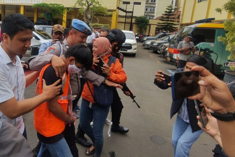 Petugas menggiring salah satu pelaku yang terlibat dalam kasus pembacokan terhadap AS (15) pelajar SMK Bina Warga 1 Kota Bogor, Jawa Barat, di Mapolresta Bogor Kota, Selasa (14/3/2023).