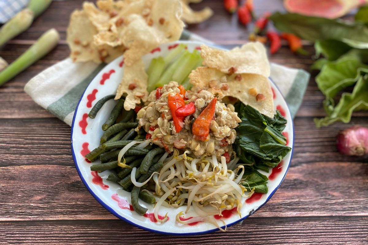 Ilustrasi sambal tumpang disajikan dengan sayuran dan peyek