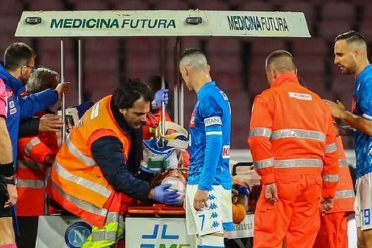 David Ospina mengalami perawatan dan dilarikan ke rumah sakit pada pertandingan Napoli vs Udinese dalam lanjutan Liga Italia di Stadion San Paolo, 17 Maret 2019. 