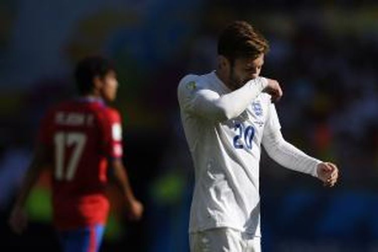 Salah satu ekspresi gelandang Inggris, Adam Lallana (kanan), pada laga Grup D Piala Dunia, melawan Kosta Rika, di Estadio Mineirao, Belo Horizonte, 24 Juni 2014.