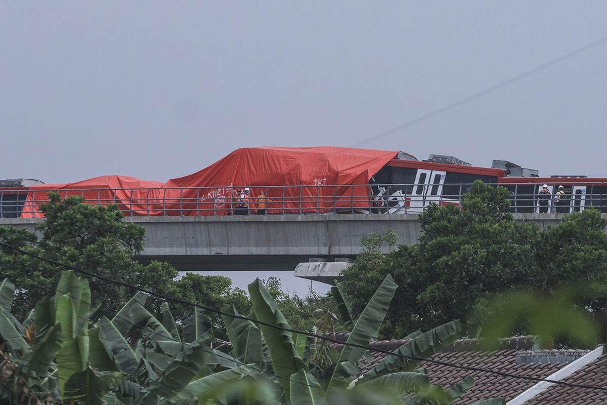 Petugas memeriksa gerbong kereta LRT yang mengalami kecelakaan di ruas Cibubur-TMII, Jakarta, Senin (25/10/2021). Dua kereta ringan lintas rel terpadu (LRT) Jabodebek mengalami kecelakaan di jalur layang ruas Cibubur-TMII pada pukul 12.30 WIB dan hingga kini masih dalam proses pemeriksaan. ANTARA FOTO/ Asprilla Dwi Adha/rwa.