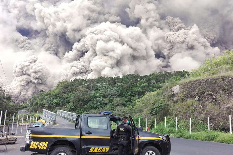 Pemandangan Gunung Fuego yang tengah meletus di Guatemala, Minggu (3/6/2018) waktu setempat. Dilaporkan sedikitnya 62 orang tewas dan ratusan lainnya mengalami luka-luka akibat letusan Gunung Fuego di Guatemala.