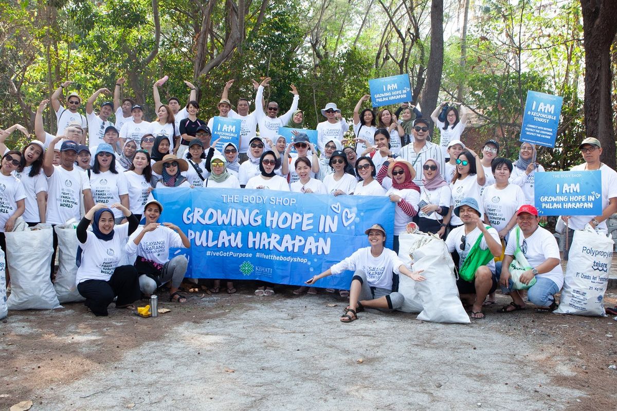 Program volunteering karyawan The Body Shop Indonesia dan Kehati di Pulau Harapan, Kepulauan Seribu.