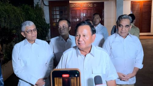 Prabowo Rayakan HUT Ke-16 Gerindra dengan Tumpengan