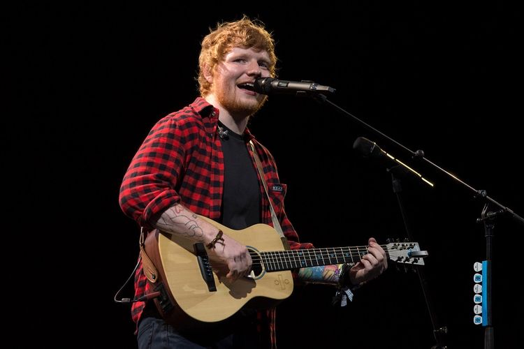 Ed Sheeran tampil di Pyramid Stage di Glastonbury Festival of Music and Performing Arts di Worthy Farm di Somerset, England, pada 25 Juni 2017.