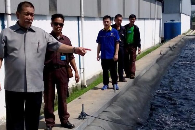 Wakil Gubernur Jawa Barat Deddy Mizwar melakukan inspeksi mendadak (sidak) bersama BPLHD Jabar ke sejumlah pabrik di kawasan Kamasan, Banjaran, Kabupaten Bandung, Selasa (21/6/2016). Dalam sidak tersebut ditemukan banyak industri yang membuang limbah ke sungai.