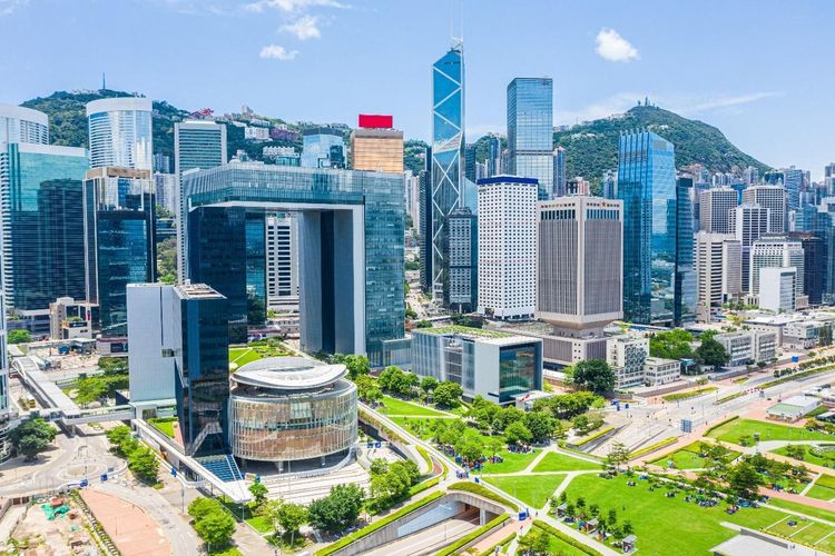 Kawasan pusat keuangan Hong Kong menampilkan kombinasi antara arsitektur modern dan ruang publik hijau. Infrastruktur finansial yang matang serta fleksibilitas regulasi menjadikan kota ini sebagai pusat family office paling strategis di Asia.

