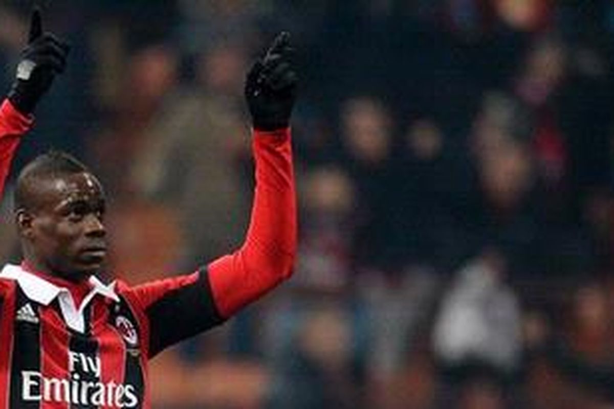 Striker AC Milan, Mario Balotelli, merayakan golnya ke gawang Parma dalam laga Serie-A di Stadion San Siro, Jumat (15/2/2013). Milan akhirnya menang 2-1. Presiden Barcelona Sandro Rosell mengaku senang dengan kemampuan Balotelli.