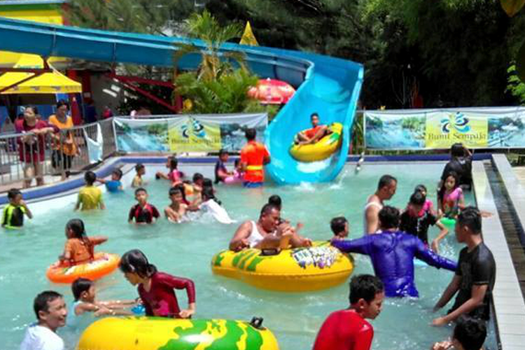 Suasana Kolam Renang di Water Park Bumi Sempaja City, Samarinda, Kalimantan Timur