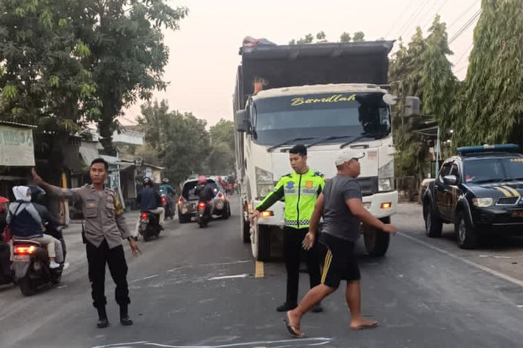 Polisi menunjukkan lokasi kecelakaan lalu lintas yang terjadi di Jalan Raya Desa Sembayat, Kecamatan Manyar, Gresik, Jawa Timur.