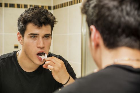Bagaimana Hukum Menggosok Gigi Ketika Puasa?
