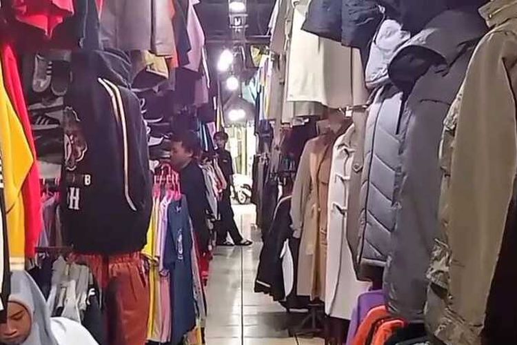 Situasi di dalam sentra penjualan pakaian bekas Pasar Cimol Gedebage, Kota Bandung, Jawa Barat, Selasa (28/10/2025).