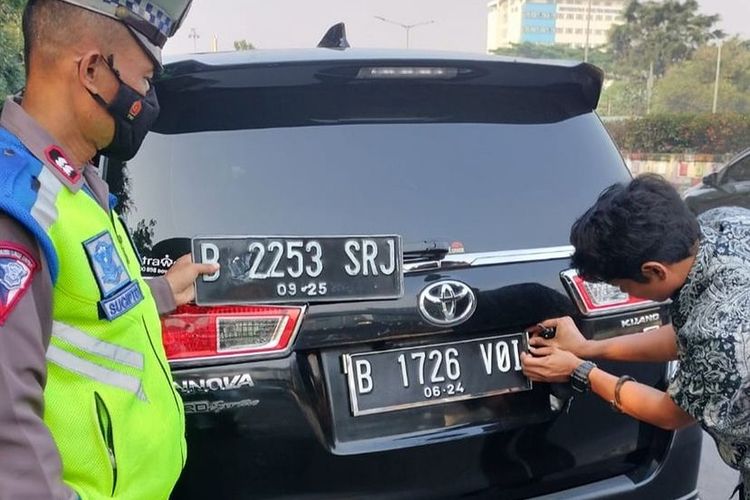 Polisi menindak pengendara yang menggunakan pelat nomor palsu