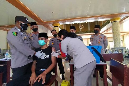 Tidak Termakan Hoaks, 500 Santri di Pangkalpinang Ikut Vaksinasi