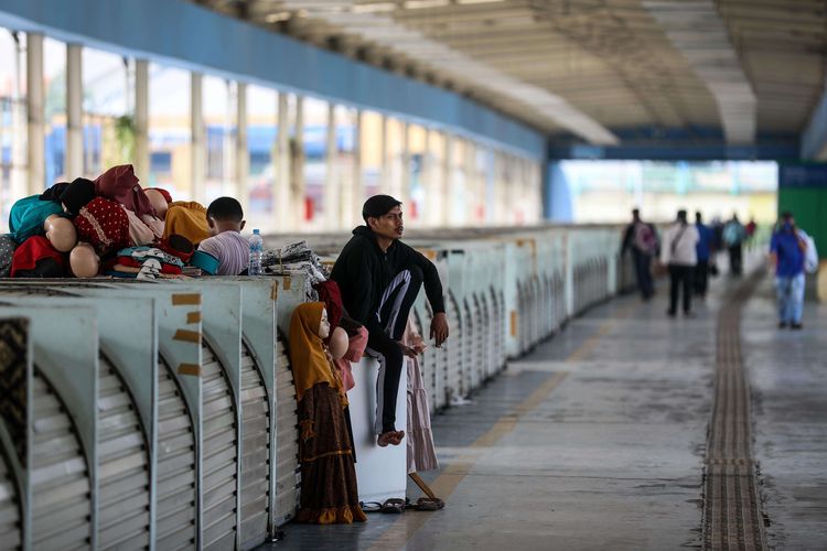 Pedagang merapikan kios tempat jualnya di jembatan penyeberangan multiguna di Tanah Abang, Jakarta Pusat, Sabtu (28/3/2020). Perumda Pasar Jaya memutuskan untuk menutup sementara Blok A, Blok B, dan Blok F dan hanya membuka Blok G, itu pun dibatasi hanya pedagang bahan pangan saja yang diperbolehkan berjualan. Penutupan sementara dilakukan untuk mencegah penyebaran virus corona tipe 2 (SARS-CoV-2) yang menyebabkan covid-19.