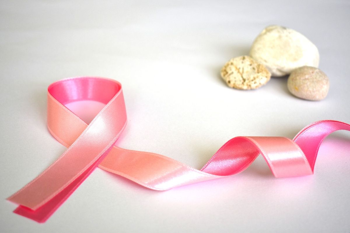 pita merah mudah sebagai simbol kanker payudara