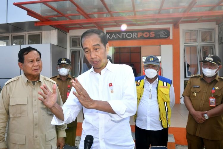 Presiden Joko Widodo memberikan keterangan pers bersama Menteri Pertahanan Prabowo Subianto usai meninjau penyerahan BLT BBM, sembako, dan BLT kepada peserta program keluarga harapan (PKH) di Kantor Pos Cabang Pembantu Moa, Kabupaten Maluku Barat Daya, pada Kamis (15/9/2022).