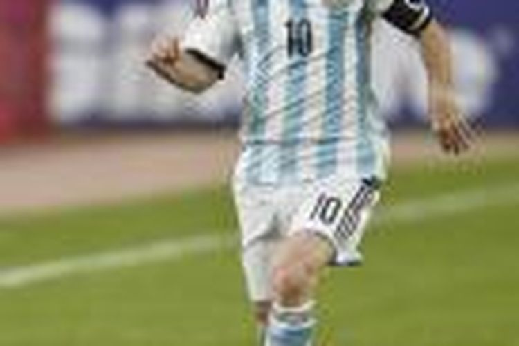 Salah satu aksi penyerang Argentina, Lionel Messi, pada laga persahabatan, di National Stadium, Beijing, Sabtu (11/10/2014)