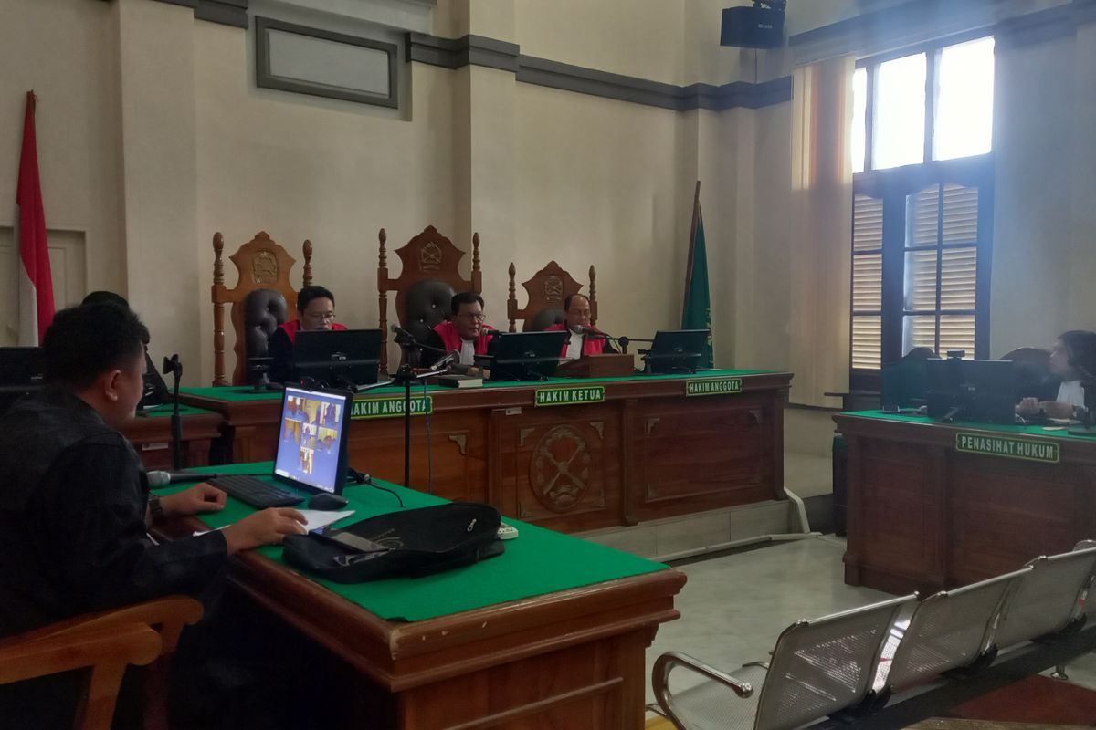 Ketua Majelis Hakim, Dahlan menjatuhkan vonis mati terhadap 2 warga Kalimantan Barat, Yogi Syaputra (29) dan Syahril (22) di Pengadilan Negeri Medan, Rabu (7/6/2023). Mereka terbukti menjadi kurir sabu seberat 75 kg sabu dan 40.000 butir ekstasi bersama 2 oknum TNI 