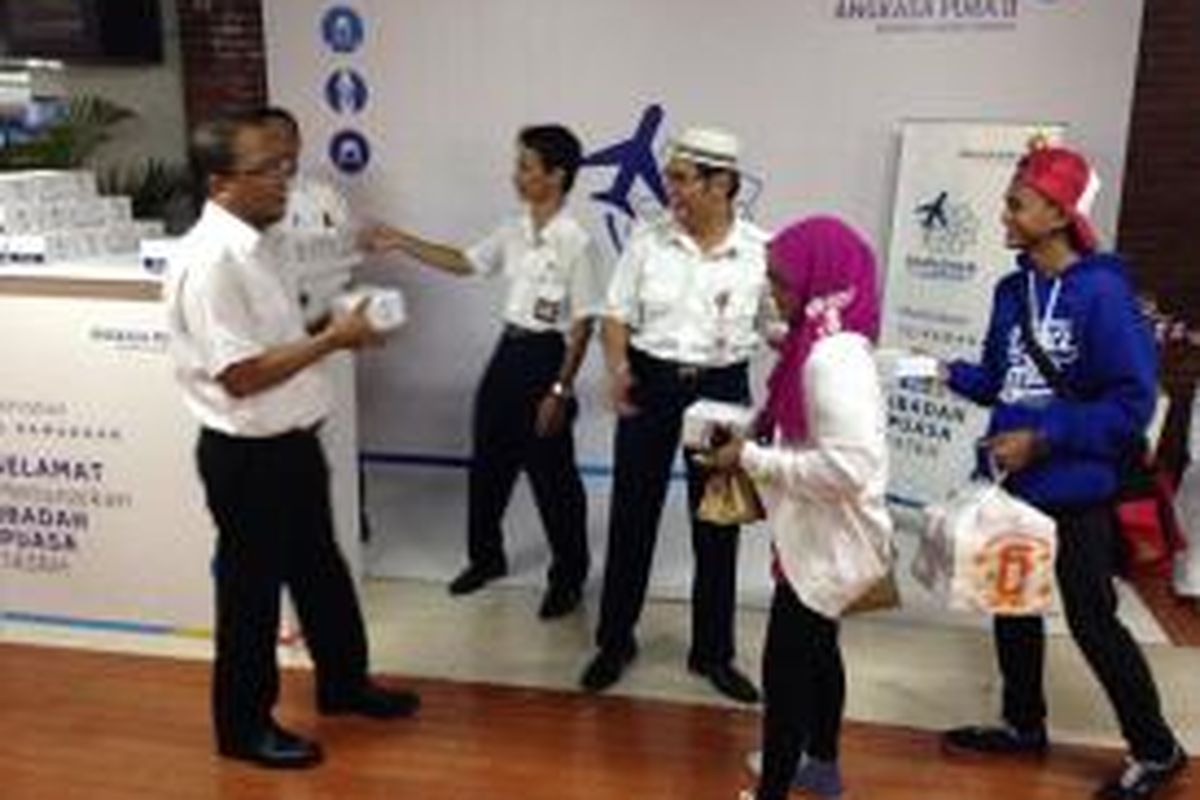 Sejumlah petinggi PT Angkasa Pura II membagikan takjil gratis di tiap terminal keberangkatan dan kedatangan sepanjang bulan Ramadhan. Foto diambil pada Kamis (18/6/2015) menjelang jam buka puasa. 