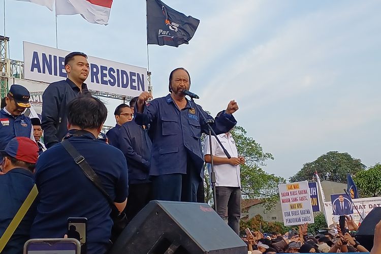 Ketua Umum Partai Nasdem Surya Paloh menyamaikan orasinya dalam kampanye akbar capres Anies Baswedan di Deli Serdang, Sumatera Utara, Kamis (1/2/2024).