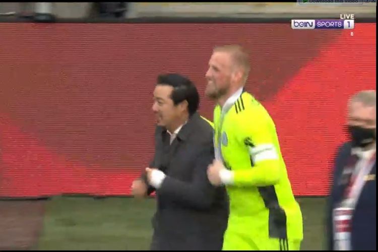 Kiper Leicester City, Kasper Schmeichel terlihat menarik Chairman Leicester City Aiyawatt Raksriaksorn, anak almarhum Kun Vichai Srivaddhanaprabha, dari tribune Stadion Wembley untuk ikut mengangkat trofi Piala FA setelah mengalahkan Chelsea pada Sabtu (15/5/2021).