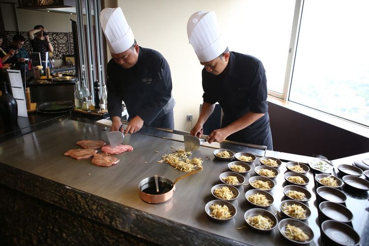 Hidangan Sher Wagyu yang dimasak dengan metode tepanyaki sedang disiapkan oleh para juru masak Hotel Pullman di Kahyangan Resto, Wisma Nusantara Lantai 28, Jakarta, Rabu (20/3/2019).