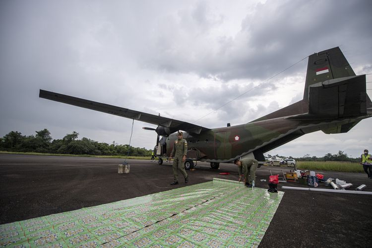 Prajurit TNI AU memasang lantai inner cover untuk pesawat Cassa C-212 saat persiapan operasi TMC di Pangkalan Udara Sri Mulyono Herlambang (Lanud SMH) Palembang, Sumatera Selatan.