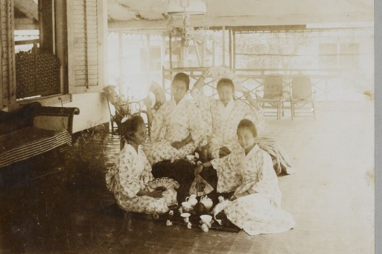 Foto Kartinah, Kartini, Roekmini dan Soematri berbusana Jepang di Rembang tahun 1903